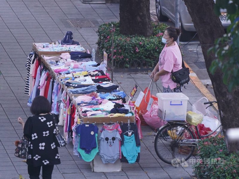 自營業者生活補貼擴大採認民國109年報稅所得低於新台幣40.8萬元者以及持永久居留證者,估計增6.3萬人受惠。中央社記者徐肇昌攝 110年7月9日