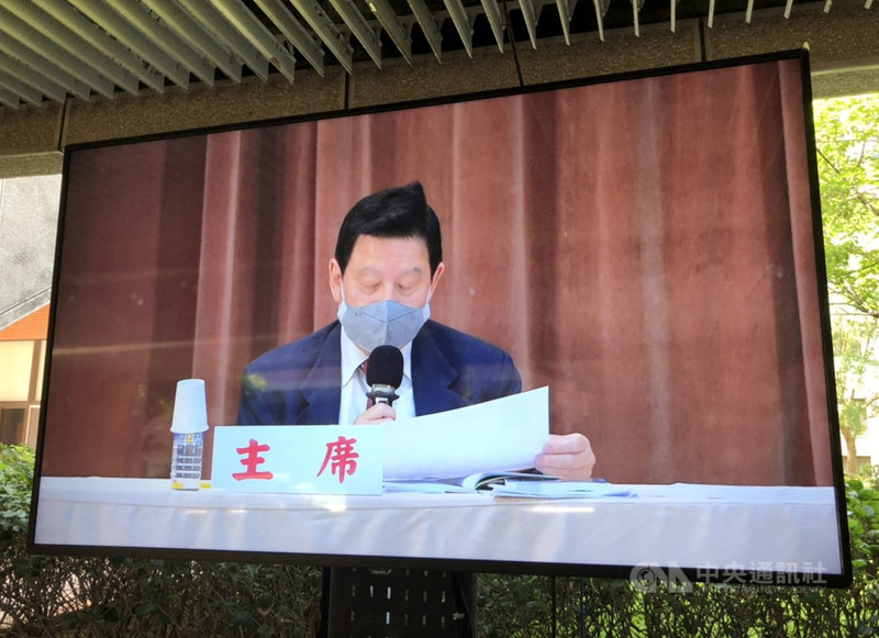 國票金9日召開股東常會,配合防疫政策,也在戶外架設轉播畫面,圖為國票金控董事長魏啟林。中央社記者蘇思云攝 110年7月9日