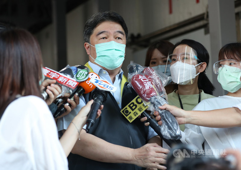 台北市政府9日表示,環南市場大規模PCR篩檢目前驗出4例確診,其中1例為舊案。中央與台北市政府上午召開北農環南聯合前進指揮所第5次會議,衛福部醫福會執行長王必勝(中)表示,隨著環南有3個新案確診,北農熱區1400人篩檢也要做預先判斷。中央社記者裴禛攝 110年7月9日