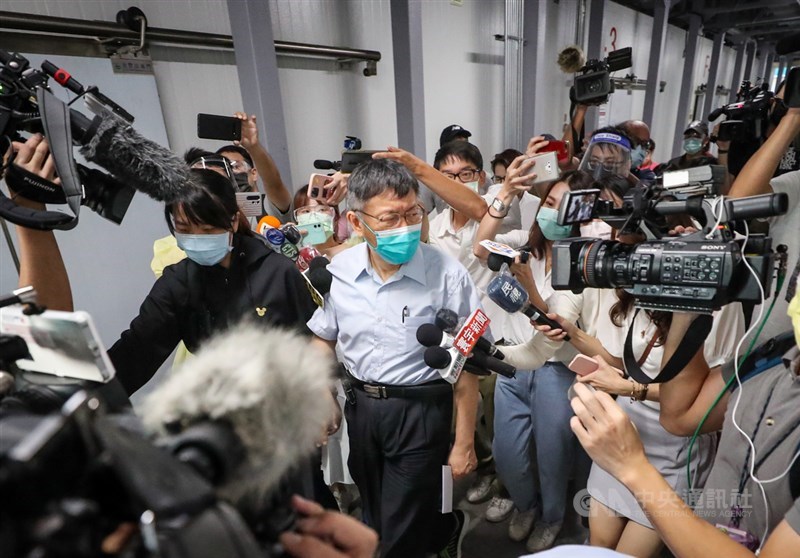 台北市長柯文哲(中)9日上午至北農環南聯合前進指揮所開會,面對媒體提問並未停下腳步回答。中央社記者裴禛攝 110年7月9日