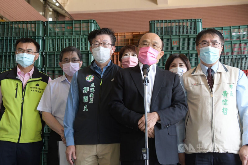 行政院長蘇貞昌(右2)9日上午在台南市長黃偉哲(右)、農委會主委陳吉仲(左)、行政院秘書長李孟諺(左2)、民進黨立委郭國文(中)陪同下,視察芒果外銷檢疫作業及玉井農產冷鏈物流中心推動情形。(行政院提供)中央社記者賴于榛傳真 110年7月9日