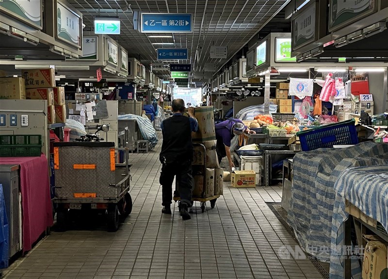 台北市副市長黃珊珊指出,環南市場8日再發現3確診。圖為環南市場內部。中央社記者裴禛攝 110年7月9日