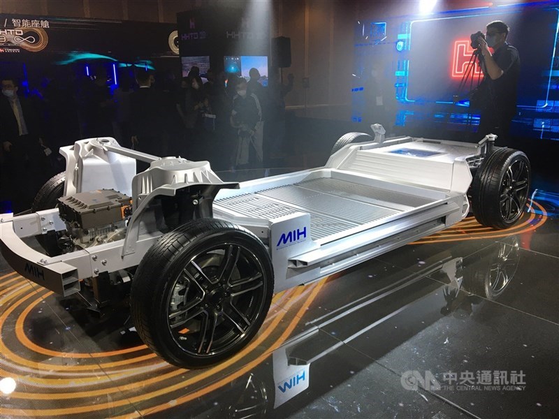 鴻海證實,與合作夥伴美國加州電動車廠Fisker正和美國威斯康辛州當局進行討論,盼在當地從事電動車製造。圖為鴻海MIH電動車平台。(中央社檔案照片)