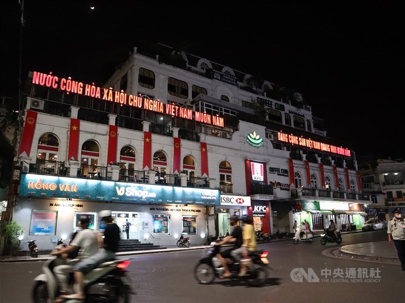 越南曾是防疫模範生,如今經濟重鎮胡志明市通報9000多人確診,9日進入為期兩週的封城。圖為河內市東京義塾廣場(Dong Kinh Nghia Thuc Square)。中央社記者陳家倫河內攝 110年7月8日