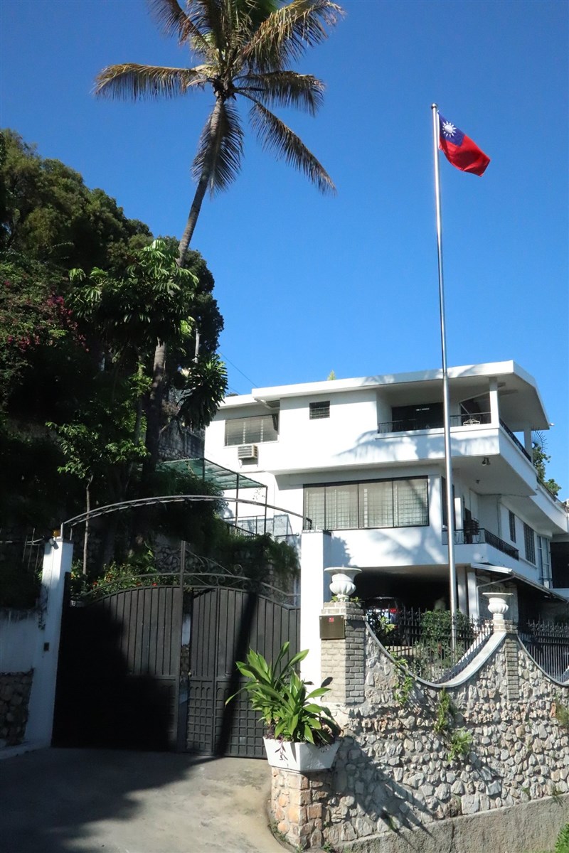 法新社報導稱台灣外交部發言人歐江安表示,使館在海地總統摩依士遭暗殺後「因安全理由」關閉,並稱8日黎明時分發現一群武裝分子闖入使館(圖)庭院。(圖取自www.facebook.com/TaiwanEmbassy.Haiti)