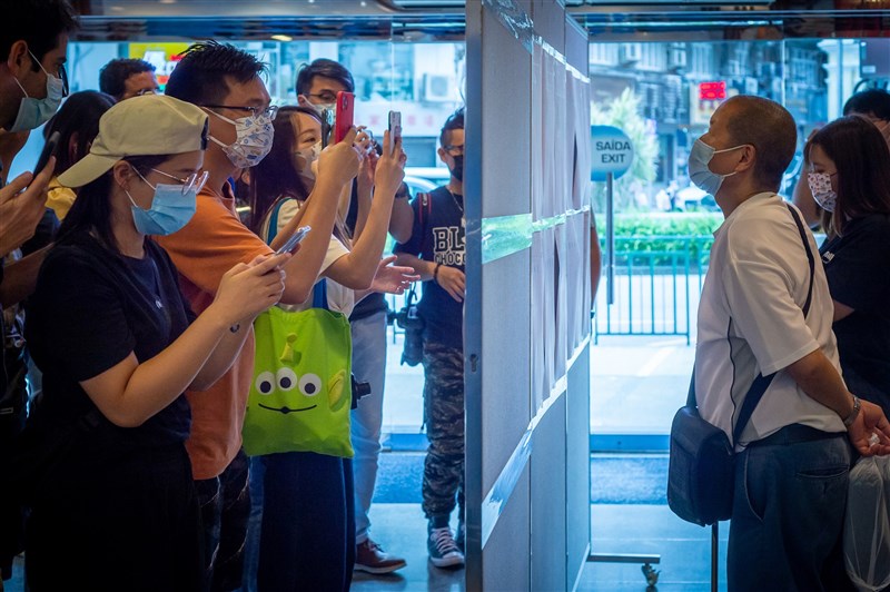 澳門立法會選舉管理委員會9日宣布,有6組共21名立法會候選人不擁護澳門基本法或不效忠澳門特別行政區,因此被取消參選資格。圖為7日澳門立法會選舉管理委員會在公共行政大樓張貼候選人名單。(中新社)