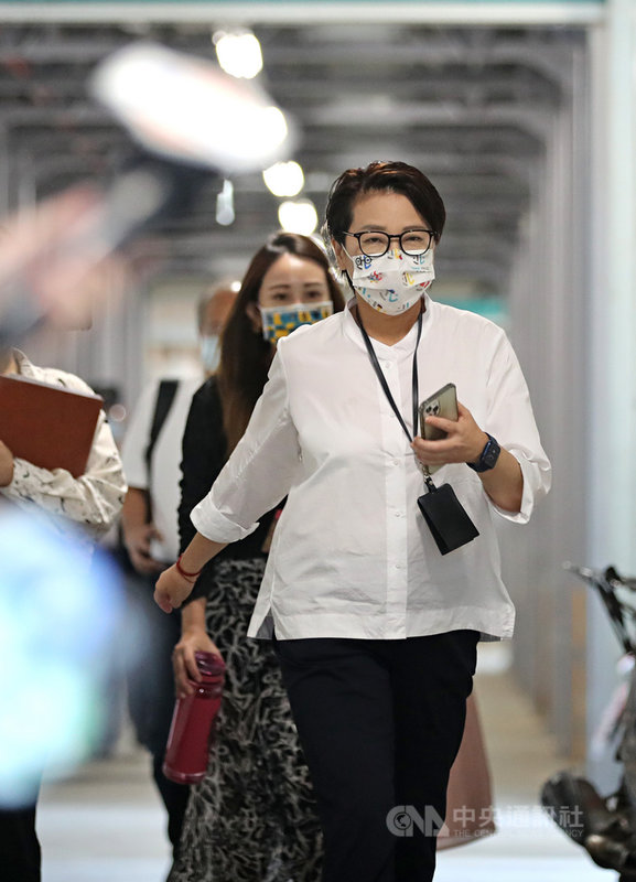 台北市環南市場大規模PCR篩檢驗出4例確診,其中1例為舊案。中央與台北市政府9日召開北農環南聯合前進指揮所第5次會議,副市長黃珊珊(前)表示,3人已經進行匡列和居家隔離,有1人是自治會員工,自治會全部居家隔離。2人是攤商,周邊已經封攤、居家隔離。中央社記者裴禛攝 110年7月9日