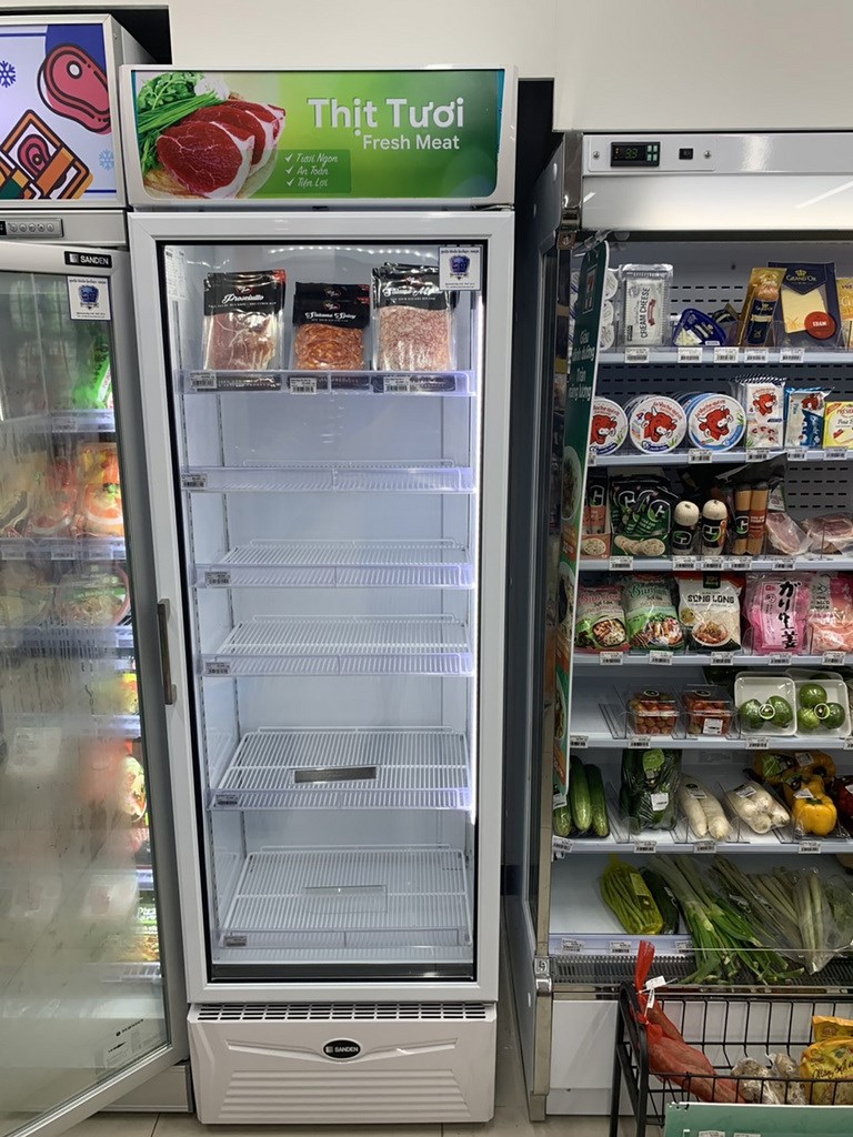 越南胡志明市籠罩在封城的恐懼與猜疑中,當局近來關閉許多傳統市場,線上購物貨品也被掃光,導致大量民眾湧入超市搶購。中央社記者陳家倫河內傳真 110年7月9日