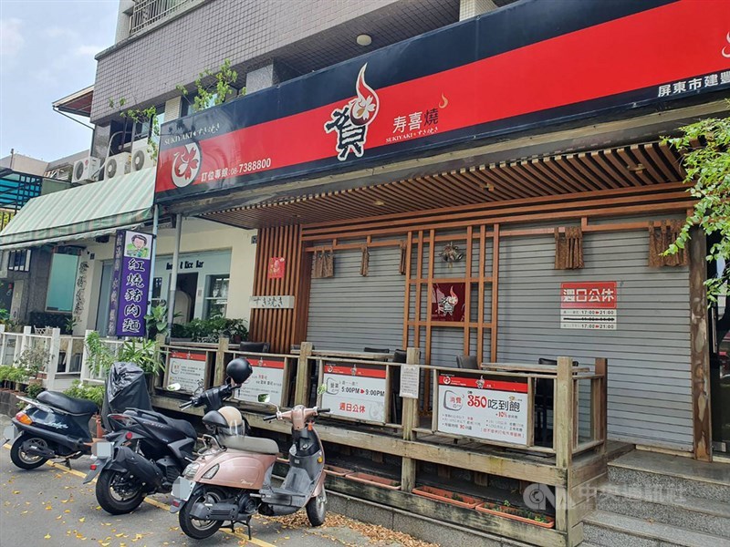 武漢肺炎3級警戒13日起微解封,對於餐飲業,屏東縣政府原依中央流行疫情指揮中心指引辦理,10日急轉彎,宣布仍禁止內用。中央社記者郭芷瑄攝 110年7月10日