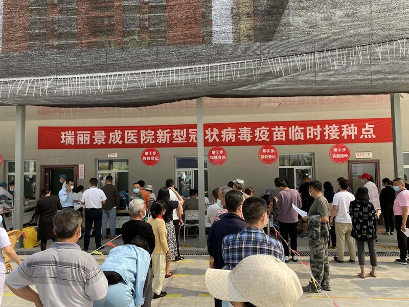 中國8日新增本土病例8例,都在雲南。圖為4月雲南省瑞麗市大規模接種。(中新社)
