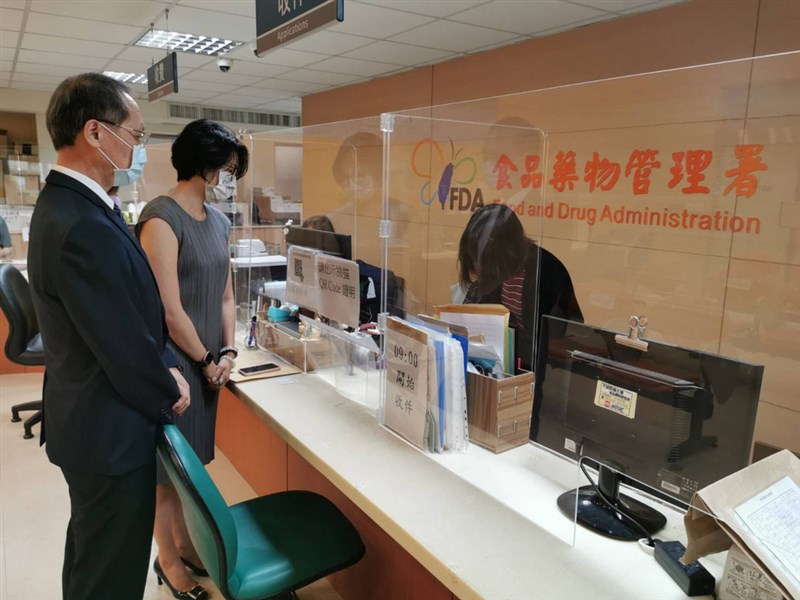 慈濟基金會預計購買BNT德國原廠疫苗500萬劑捐給政府,行政院發言人羅秉成10日表示,為加速推動專案,政府已於9日簽署並出具必要的法律文件予慈濟基金會。圖為6月23日慈濟執行長顏博文(左)到食藥署送件提出申請。(慈濟基金會提供)