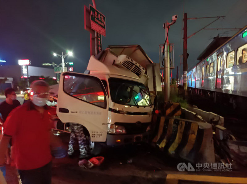 台鐵一列南下區間車10日晚上9時23分行經嘉義市宏仁女中旁平交道，意外撞上一輛侵入路線小貨車，貨車嚴重毀損，貨物散落一地，所幸無人傷亡。（嘉義市消防局提供）中央社記者蔡智明傳真  110年7月10日