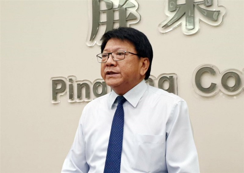 三級警戒13日起微解封,對於餐飲業,屏東縣府原依疫情指揮中心指引辦理,10日緊急宣布仍禁止內用,縣長潘孟安表示:「請餐飲業朋友再忍一下,對不起。」(中央社檔案照片)