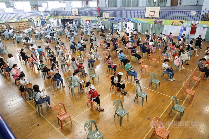 COVID-19疫苗接種速度加快,根據指揮中心最新統計,國內9日共有22萬人次接種疫苗,再創單日新高。(中央社檔案照片)