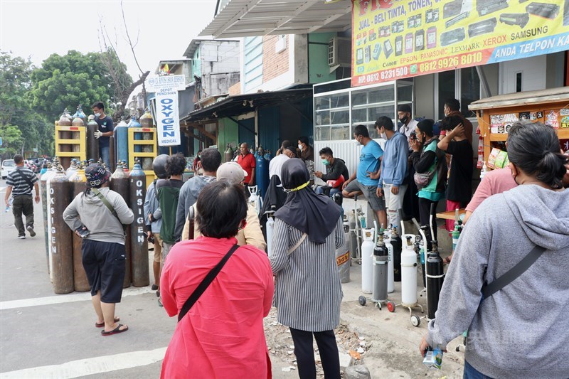 印尼9日通報新增3萬8124人確診COVID-19,再添871人病逝。圖為4日雅加達醫療氧氣加氣站大排長龍。(中央社檔案照片)