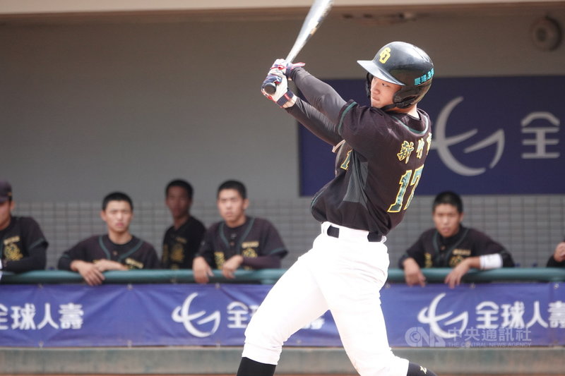 「成德大王」王苡丞挑戰中職選秀,算是中長程打者,擊球落點廣、也具有身高優勢,守備位置一壘、三壘,守備表現中規中矩。圖為王苡丞2020年11月黑豹旗青棒賽出賽畫面。中央社記者謝靜雯攝 110年7月10日