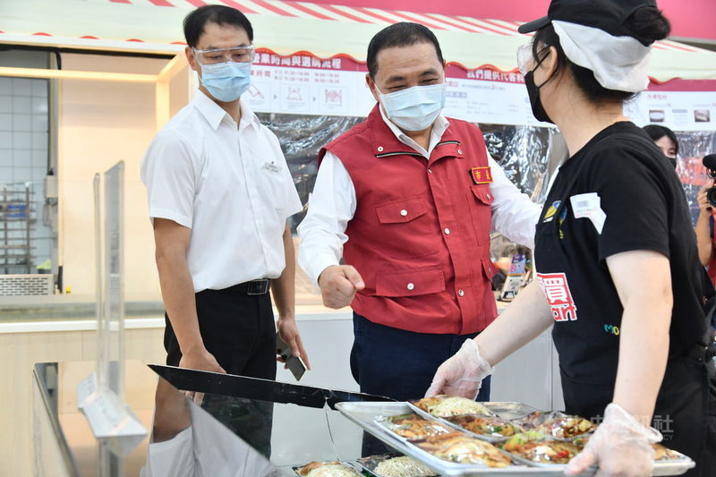 新北市長侯友宜(中)10日訪視愛買量販店板橋南雅店,瞭解賣場人流管制降載、熟食區食物是否有遮罩及包裝等防疫作為。(新北市府新聞局提供)中央社記者黃旭昇新北傳真 110年7月10日