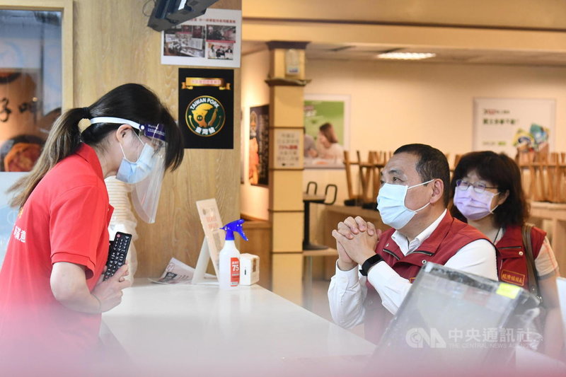 新北市長侯友宜(前右)10日訪視愛買量販店板橋南雅店,瞭解賣場人流管制降載、員工與汽機車動線分流、員工體溫監測、熟食區食物是否有遮罩及包裝、取消內用一律外帶等防疫作為。(新北市府新聞局提供)中央社記者黃旭昇新北傳真 110年7月10日