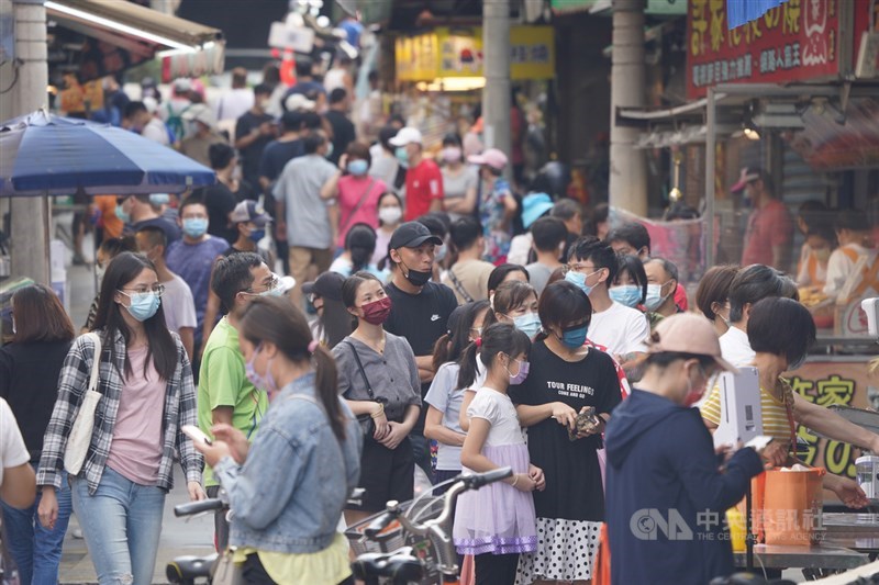 中央流行疫情指揮中心公布全國3級警戒延長至7月26日,13日起將放寬部份場域管制措施,也就是民眾期待許久的「微解封」。不過「微解封」還沒正式開跑,新北市八里區10日午後已現出遊人潮。中央社記者徐肇昌攝 110年7月10日