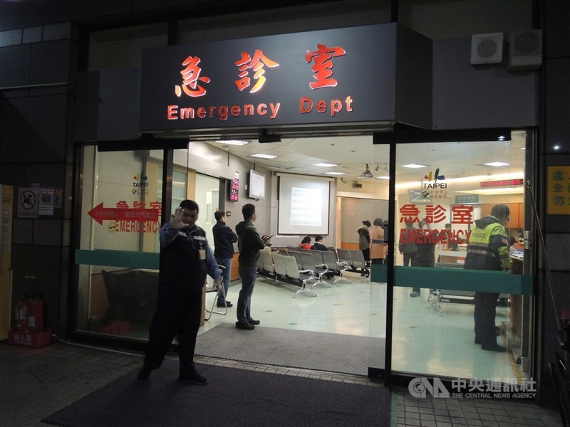 台北市立萬芳醫院3人確診武漢肺炎,北市府11日表示,其中一人為家屬自聘的非法外籍看護。圖為萬芳醫院急診室。(中央社檔案照片)