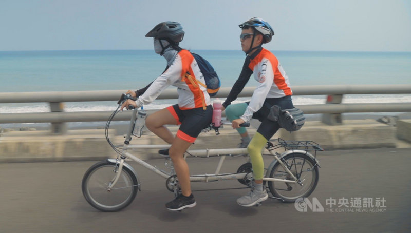 東吳大學每年都舉辦單車環島活動，今年首度有2名視障學生加入，就讀法律系的王士朋（右）