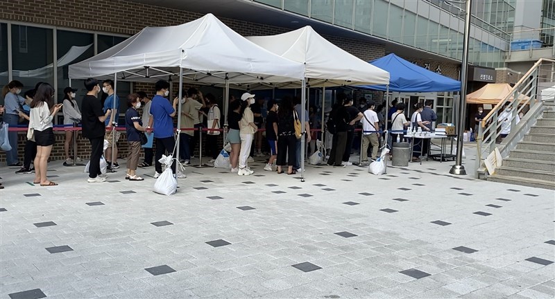截至10日凌晨零時,韓國境內COVID-19確診人數新增1378例,續創韓國單日確診人數新高。圖為首爾市麻浦區衛生所採檢站,等待採檢的民眾大排長龍。中央社記者廖禹揚首爾攝 110年7月10日