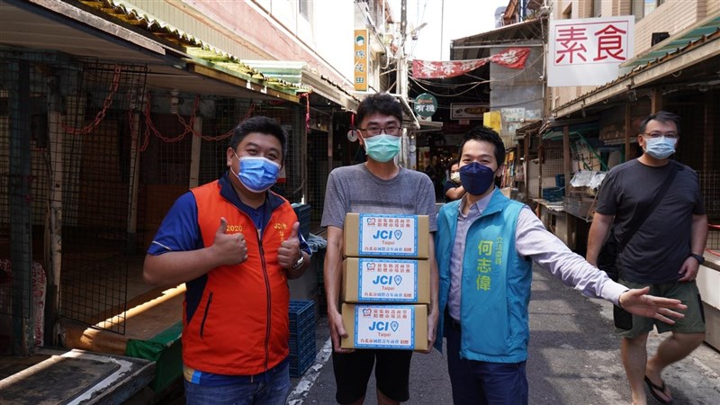 立委何志偉發文分享台北市華榮市場發揮傳統街坊人情味,高達95%房東因疫情主動幫攤商減租,少數攤位甚至免費,將心比心助攤販度過難關。(圖取自facebook.com/newdaytaipeiho)
