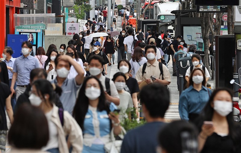 韓國截至10日凌晨零時,境內COVID-19確診人數新增1378例,續創韓國單日確診人數新高。圖為9日首爾江南站附近人潮。(韓聯社)