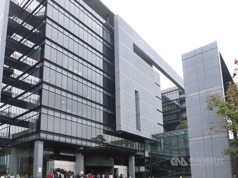 三立電視台2名後勤人員確診染2019冠狀病毒疾病,台北市政府表示,同樓層的員工PCR篩檢皆為陰性,並已匡列15名接觸者居家隔離。圖為三立電視台大樓外觀。(中央社檔案照片)