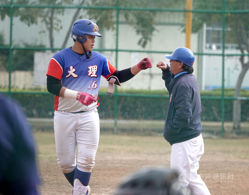 2021年中職年度新人球員選秀會,大理高中強打者李展毅此次以捕手身分報名,但球團目光還是放在他的打擊力量、具長打火力,也可以守一壘。圖為李展毅(左)1月在109學年度高中棒球聯賽(木棒組)出賽畫面。中央社記者謝靜雯攝 110年7月10日
