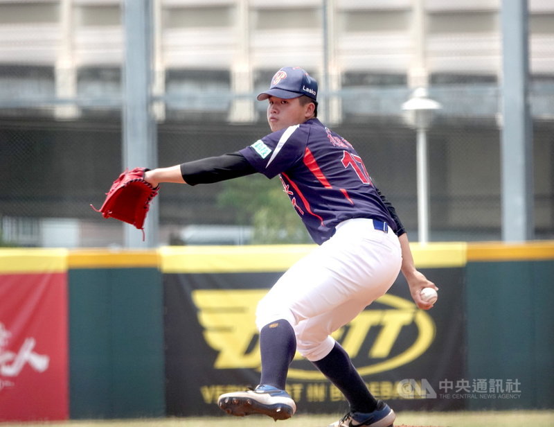 平鎮高中應屆畢業生陳志杰投入中職選秀,最快球速可投至152公里,具有身高優勢,被球探評價具有養成為先發投手的潛力。圖為陳志杰5月王貞治盃青棒賽季軍戰出賽畫面。中央社記者謝靜雯攝 110年7月10日