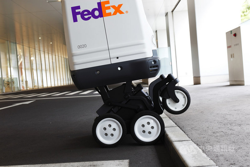 國際快遞公司聯邦快遞FedEx推出自動送貨機器人Roxo,日前於日本測試使用,不但懂道路法規,遇到階梯和陡坡也能穿越通行。(聯邦快遞提供)中央社記者汪淑芬傳真 110年7月11日