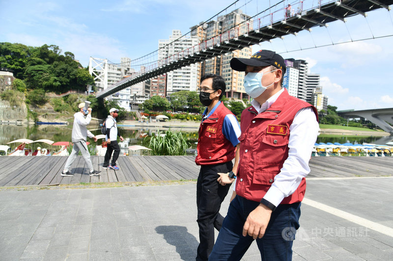 新北市長侯友宜（右）11日視察新店碧潭橋時表示，他要求假日風景區也做好人流管控，如果民眾沒有要遵守人流的管控，風景區該關閉就關閉。（新北市府提供）中央社記者王鴻國傳真　110年7月11日