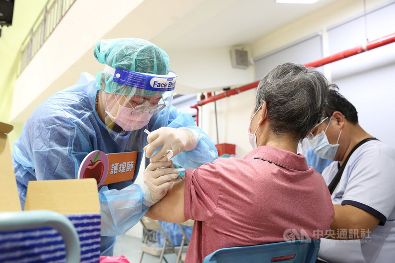 花蓮縣長徐榛蔚11日表示,縣內符合武漢肺炎疫苗資格的65歲以上原住民、75歲以上非原住民長者,總人口共3萬1722人,目前75歲以上及原住民65歲以上長者全縣共施打1萬8397人,接種率57.99%。(民眾提供)中央社記者李先鳳傳真 110年7月11日