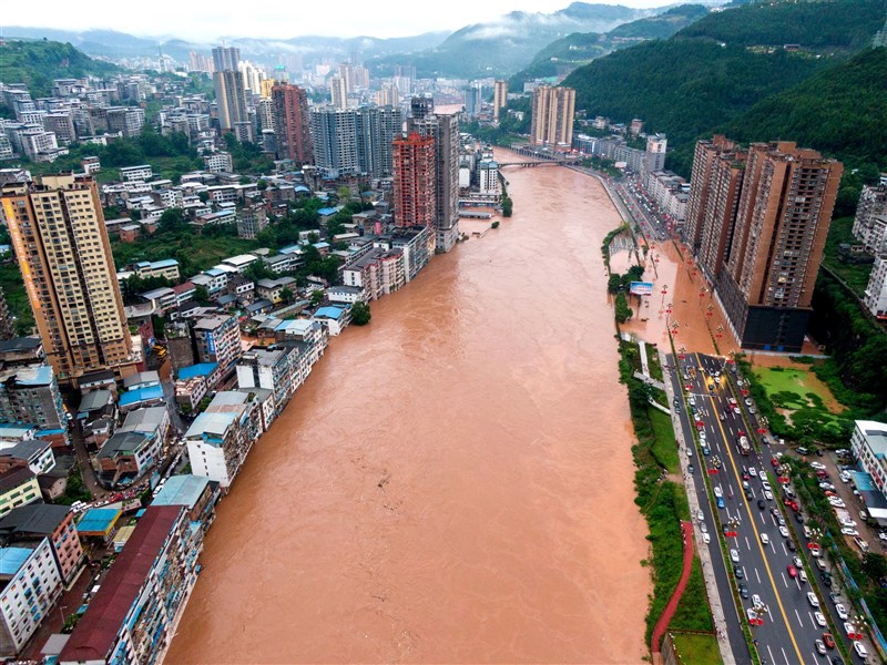中國四川省暴雨釀災,截至10日晚間9時,暴雨造成近12萬人受災、許多居民被迫撤離,經濟損失達人民幣1.76億(約新台幣7.6億元)。圖為通江河水10日漫過河岸景觀道。(中新社)
