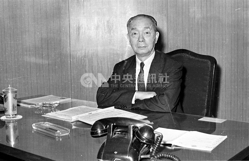 1950年中央社改組,蕭同茲改任管理委員會主委。圖為1964年他在辦公室留影。(中央社檔案照片)