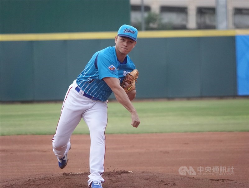 2021年中華職棒新人選秀會12日登場,具旅美資歷的投手江少慶被富邦悍將隊用狀元籤帶走。圖為江少慶2019 年底參加母校穀保家商OB賽出賽畫面。中央社記者謝靜雯攝 110年7月12日