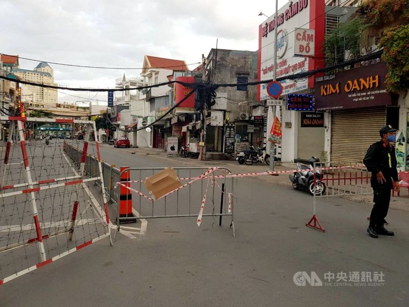 越南經濟樞紐胡志明市新增確診病例自9日起至12日一連4天突破千人,9日起實施社交距離措施15天,市民受訪時不看好能「如期解封」。圖為社交距離期間的胡志明市街景。(讀者提供)中央社記者陳家倫河內傳真 110年7月12日