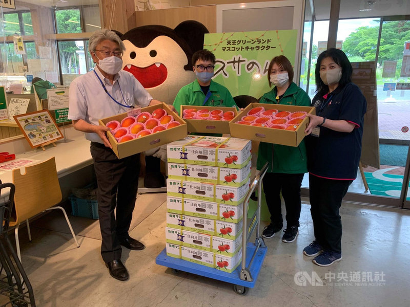 日本秋田銀行集團職員與秋田縣內的道之駅(休息區)採買136箱535公斤屏東枋山芒果,力挺屏東在地農民,也期望未來與屏東縣政府合作,將屏東一整年的好產品販售到秋田,同時深盼能介紹秋田縣的好產品給屏東縣民,彼此互相交流。(屏東縣政府提供)中央社記者郭芷瑄傳真 110年7月12日