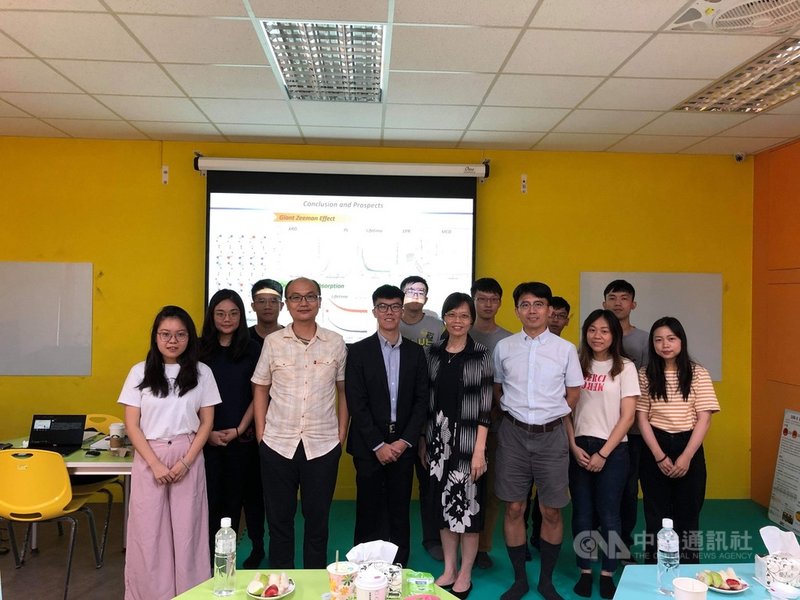 台灣師範大學量子材料合成實驗室團隊發現,稀磁性材料中的原子級摻雜技術,使材料具有長發光生命週期,為量子材料的化學合成取得關鍵性進展。(台師大提供)中央社記者許秩維傳真 110年7月12日
