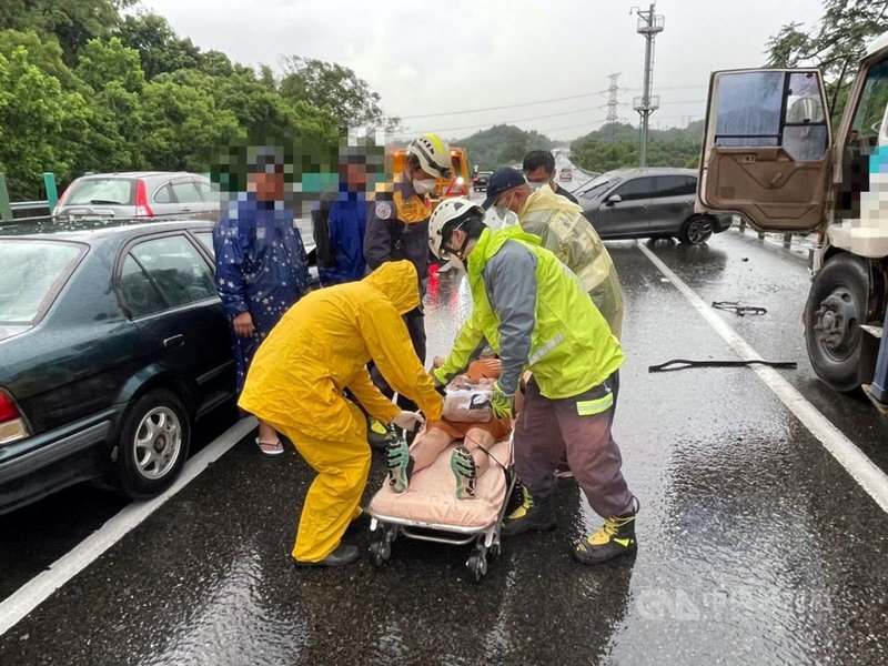 國道3號北上284公里處（嘉義路段）12日傍晚下大雨，疑因天雨路滑，造成4輛自小客車追撞事故，2名婦人輕傷送醫，其中1名傷者為孕婦，送醫無大礙。（嘉義縣消防局提供）中央社記者黃國芳傳真　110年7月12日