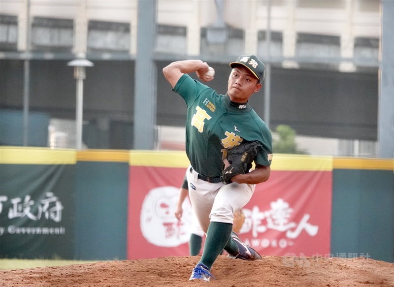 高苑工商應屆畢業生、投手邱駿威在中職選秀會第2輪獲樂天桃猿隊指名。圖為邱駿威5月王貞治盃青棒賽冠軍戰出賽畫面。(中央社檔案照片)