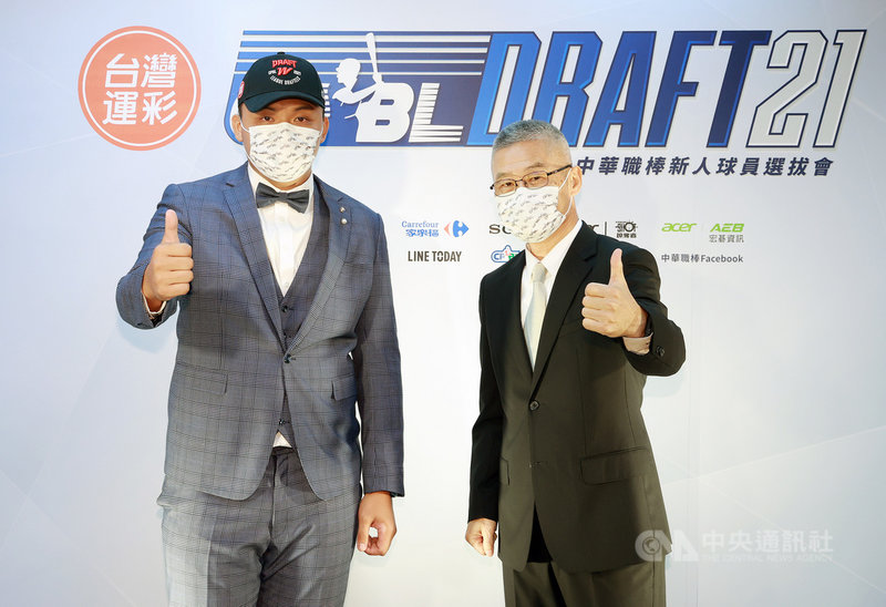 2021年中華職棒新人選秀會12日舉行,此次29名應屆高中畢業生報名有20人獲得青睞,大理高中投捕搭檔曹祐齊、李展毅(左)同進味全當隊友。(中華職棒提供)中央社記者謝靜雯傳真 110年7月12日