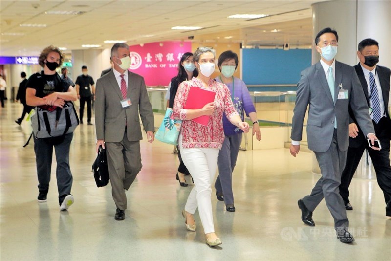 即將接任美國在台協會(AIT)台北辦事處長的美國國務院亞太副助卿孫曉雅(Sandra Oudkirk)(前中)等一行人,12日晚間搭機自美國舊金山抵台。中央社記者吳睿騏桃園機場攝 110年7月12日