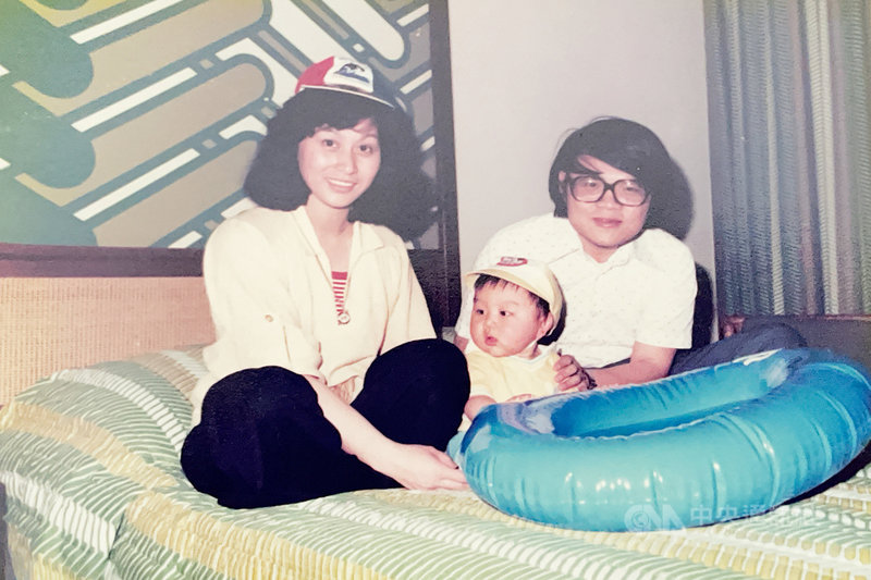 角逐加州主計長的陳仁宜（中）童年照，他的父親陳崇廉與母親謝雅美是1970年代自台灣到美國的留學生。（陳仁宜提供）中央社記者周世惠舊金山傳真 110年7月12日