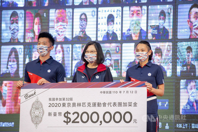 指揮中心副指揮官陳宗彥15日宣布,東奧代表團完整接種2劑疫苗的隊職員回台後只需加強版自主管理,是繼機組員後首度鬆綁。圖為總統蔡英文(中)12日出席「2020東京奧運代表團授旗典禮」,頒發新台幣20萬元加菜金給代表團。(總統府提供)