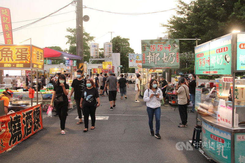位於台南市東區的大東夜市12日晚間恢復營業，受全面外帶規定影響，僅約1/3攤商營業，加上容留人數控管，未見以往的擁擠場面。中央社記者楊思瑞攝  110年7月12日