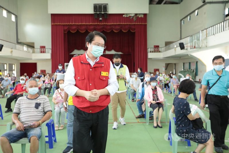 基隆市府12日起為68至69歲長者施打疫苗,平均施打率達80.6%,市長林右昌(前中)下午前往中山高中施打站視察,也鼓勵市民踴躍接種疫苗。(基隆市政府提供)中央社記者王朝鈺傳真 110年7月12日