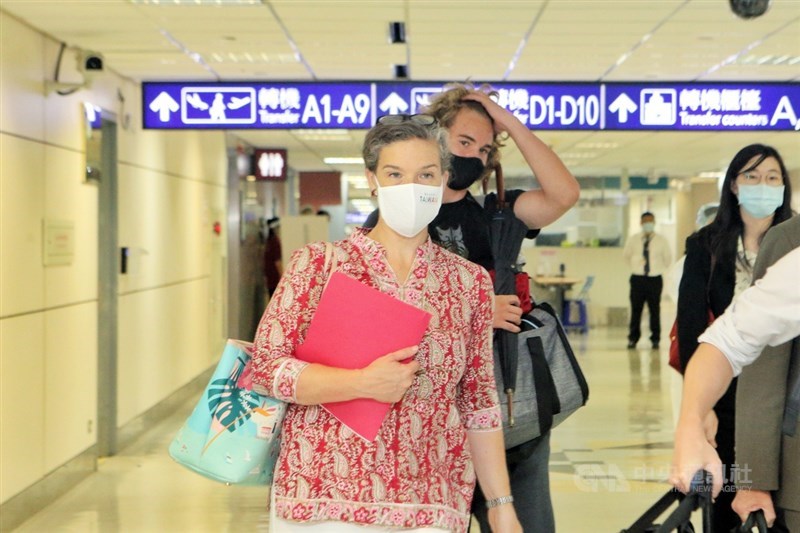 新任美國在台協會(AIT)台北辦事處長孫曉雅(Sandra Oudkirk)(中前)一行人12日晚間搭機來台,AIT指出,孫曉雅將遵循台灣中央流行疫情指揮中心的防疫政策,進行居家檢疫14天及自主健康管理7天,期滿之後即正式就任。中央社記者吳睿騏桃園機場攝 110年7月12日