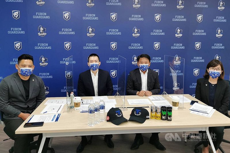 2021年中華職棒新人選秀會12日登場,富邦悍將隊以狀元籤帶走投手江少慶,首輪沒有意外由具旅外資歷球員包辦。悍將總教練洪一中(右2)滿意選秀結果。(中華職棒提供)中央社記者謝靜雯傳真 110年7月12日